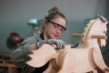 Genç bir kadının küçük işleri. Mobilya atölyesinde çalışan güzel genç bayan.