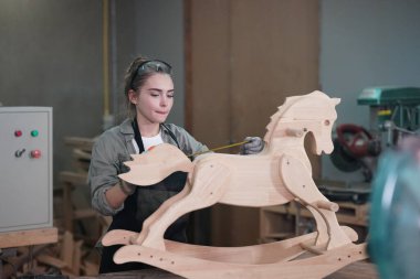 Genç bir kadının küçük işletmesi. Mobilya atölyesinde çalışan güzel genç bayan.