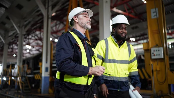 Två Ingenjörer Diskuterar Arbete Fabriken — Stockfoto