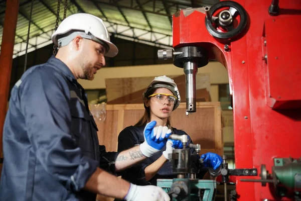 Robotica Ingenieur Werkt Aan Het Onderhoud Van Moderne Robotarm Fabrieksmagazijn — Stockfoto