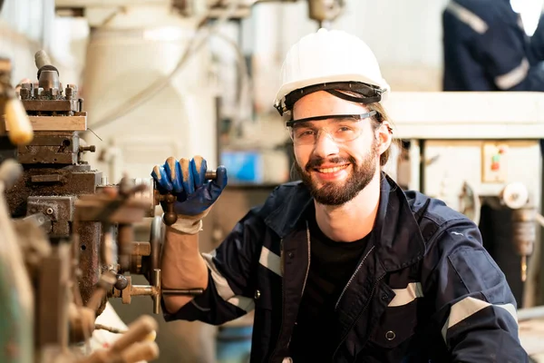 Retrato Engenheiro Sorrindo Trabalhando Fábrica — Fotografia de Stock