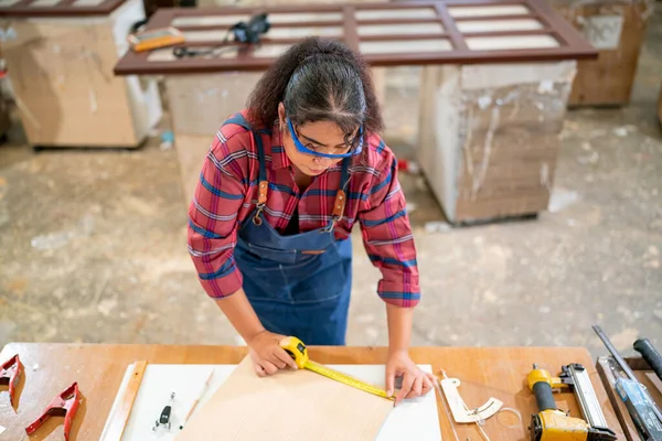 Trabajador Manual Que Usa Lijadora Mientras Trabaja Taller Carpintería Madera — Foto de Stock