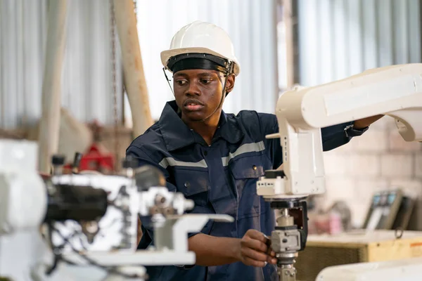 Ingénieur Robotique Travaillant Sur Maintenance Bras Robotique Moderne Dans Entrepôt — Photo