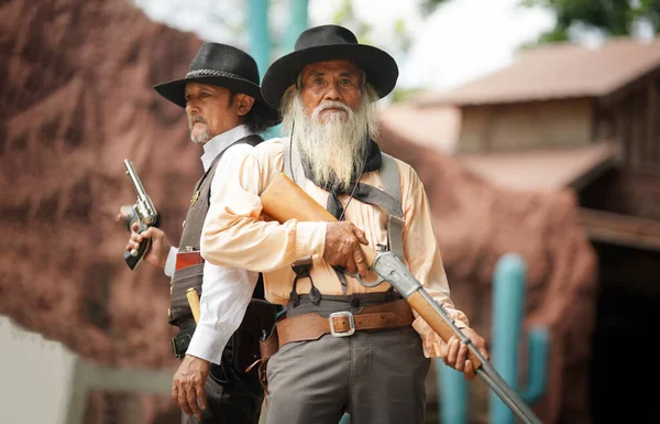 Brutalni Kowboje Rewolwerami Ranczo Texas Tle Zachodni — Zdjęcie stockowe
