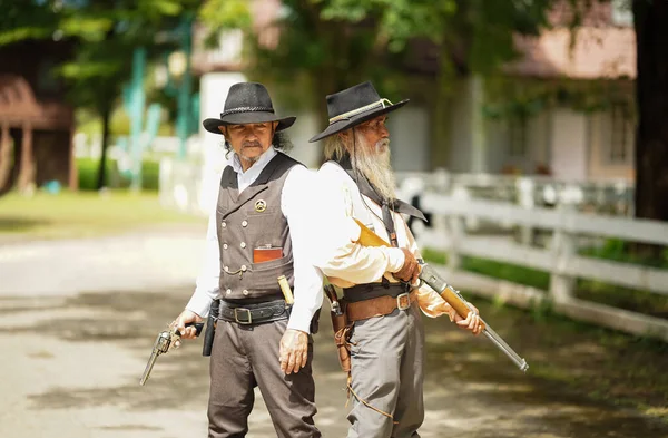 Koboi Brutal Dengan Revolver Peternakan Texas Latar Belakang Barat — Stok Foto