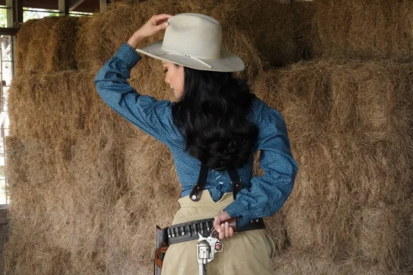 Brutal Woman Revolver Gunfight Texas Ranch Western Vintage Person Gun — Stock Photo, Image