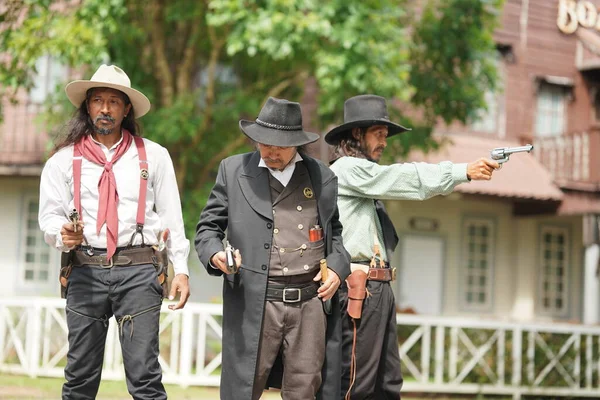 Brutala Cowboys Skjuter Med Revolvrar Texas Ranch Vilda Västern Livsstil — Stockfoto