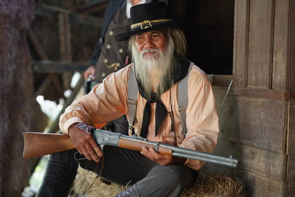 Koboi Brutal Dengan Pistol Peternakan Texas Barat Orang Senior Dengan — Stok Foto