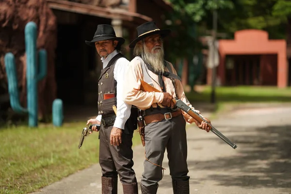 Çiftlikte Tabancalı Acımasız Yaşlı Kovboylar Silahlı Adamlar Vahşi Batı Yaşam — Stok fotoğraf