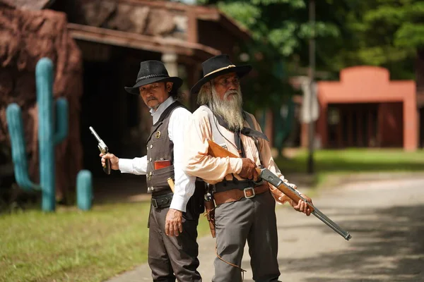 Koboi Senior Brutal Dengan Revolver Peternakan Pria Dengan Senjata Gaya — Stok Foto
