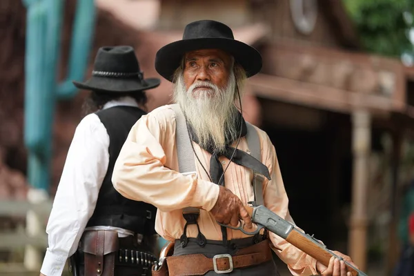 Brutal Senior Cowboys Revolvers Ranch Men Guns Wild West Lifestyle — Stock Photo, Image