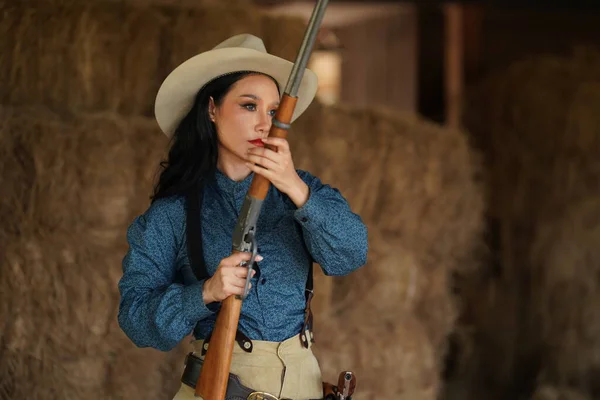 Wanita Brutal Dengan Pistol Baku Tembak Peternakan Texas Barat Orang — Stok Foto
