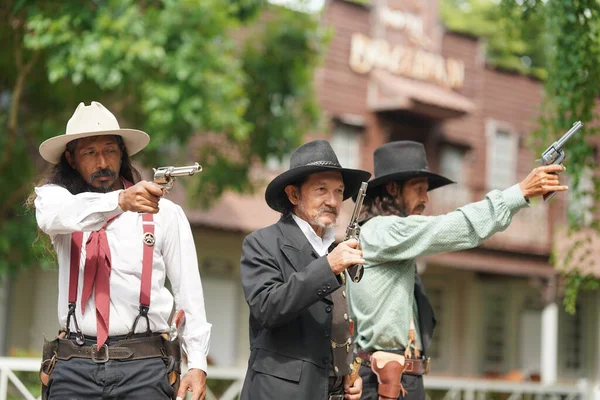 Brutalni Kowboje Strzelający Rewolwerów Ranczu Texas Dziki Zachód — Zdjęcie stockowe
