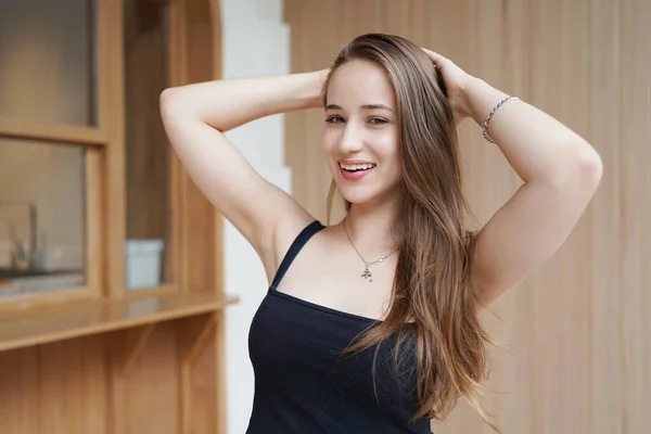 Muda Cantik Dan Menarik Wanita Dengan Rambut Cokelat Panjang Dalam — Stok Foto