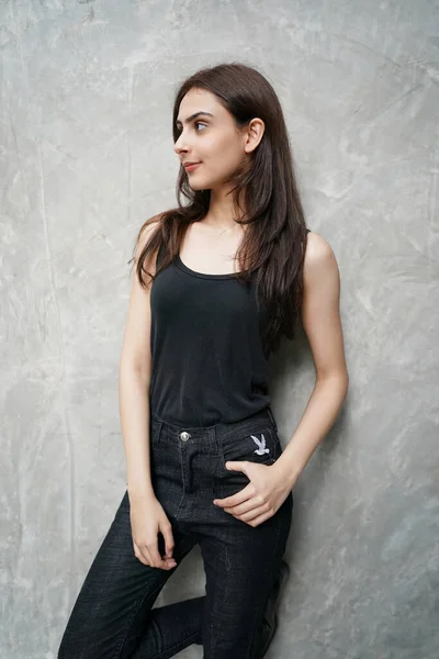 Moda Modeli Stüdyoda Şık Siyah Elbiseli Güzel Seksi Kadın Genç — Stok fotoğraf