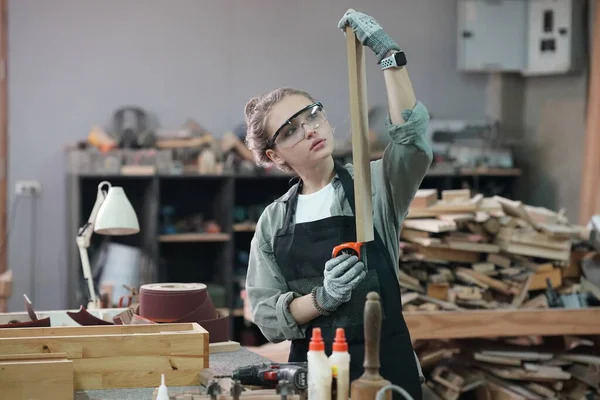 Genç bir kadının küçük işletmesi. Mobilya atölyesinde çalışan güzel genç bayan.