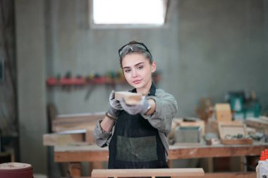 Genç bir kadının küçük işletmesi. Mobilya atölyesinde çalışan güzel genç bayan.