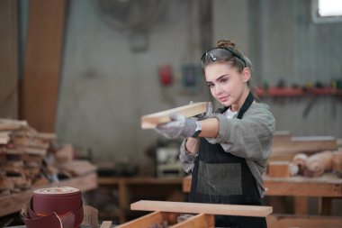 Genç bir kadının küçük işletmesi. Mobilya atölyesinde çalışan güzel genç bayan.