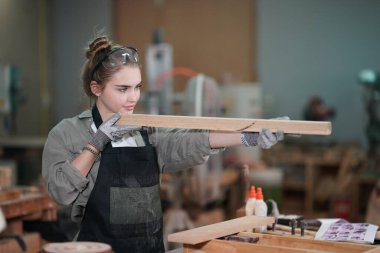 Genç bir kadının küçük işletmesi. Mobilya atölyesinde çalışan güzel genç bayan.