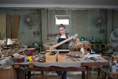 Genç bir kadının küçük işletmesi. Mobilya atölyesinde çalışan güzel genç bayan.