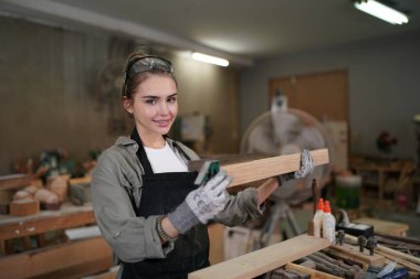 Genç bir kadının küçük işletmesi. Mobilya atölyesinde çalışan güzel genç bayan.