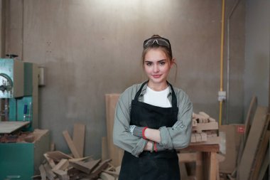 Genç bir kadının küçük işleri. Mobilya atölyesinde çalışan güzel genç bayan.