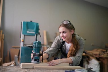 Genç bir kadının küçük işletmesi. Mobilya atölyesinde çalışan güzel genç bayan.