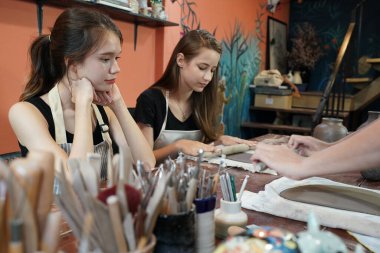 Yakın çekim eller güzel kadın seramik Çömlekçilik direksiyonda, yapma. Serbest, iş, hobi kadın kavramı