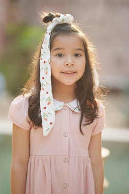 Gülümseyen küçük bir çocuğun portresi. Gülümseyen Asyalı Kız Kafede eğleniyor.