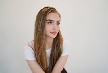 Kadın minimumda poz veriyor. Güzel, sarışın, beyaz kadın. İç mekânda poz veriyor..