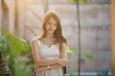 Genç, güzel bir kadın, güzel bir kadının moda portresi.