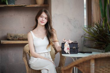 Genç, güzel bir kadın, güzel bir kadının moda portresi.