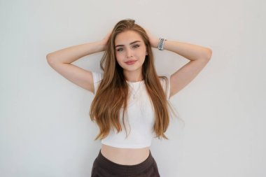 Kadın minimumda poz veriyor. Güzel, sarışın, beyaz kadın. İç mekânda poz veriyor..