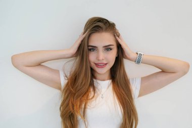 Kadın minimumda poz veriyor. Güzel, sarışın, beyaz kadın. İç mekânda poz veriyor..