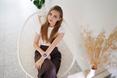 Kadın minimumda poz veriyor. Güzel, sarışın, beyaz kadın. İç mekânda poz veriyor..