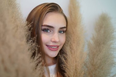 Kadın minimumda poz veriyor. Güzel, sarışın, beyaz kadın. İç mekânda poz veriyor..