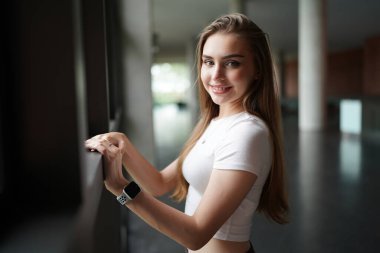 Kadın minimumda poz veriyor. Güzel, sarışın, beyaz kadın. İç mekânda poz veriyor..