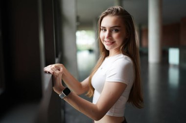 Kadın minimumda poz veriyor. Güzel, sarışın, beyaz kadın. İç mekânda poz veriyor..