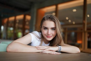 Kadın minimumda poz veriyor. Güzel, sarışın, beyaz kadın. İç mekânda poz veriyor..