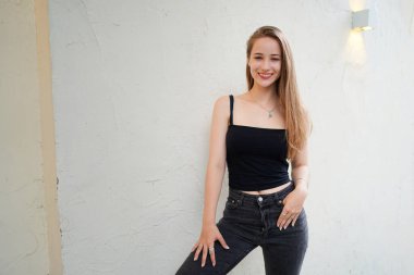 Kadın minimumda poz veriyor. Güzel, sarışın, beyaz kadın. İç mekânda poz veriyor..