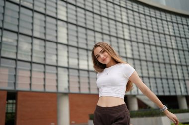 Kadın minimumda poz veriyor. Güzel sarışın beyaz kadın poz veriyor. 