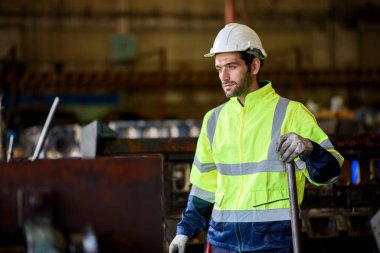 İnşaat alanındaki genç erkek araştırmacının portresi