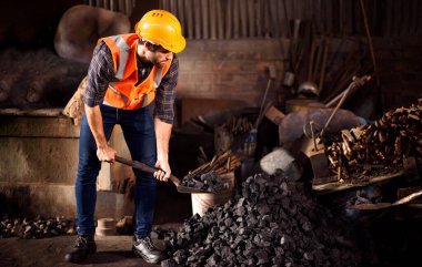 İnşaat alanındaki genç erkek araştırmacının portresi