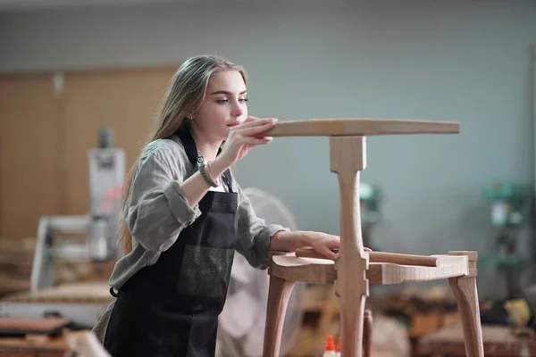 Малый Бизнес Молодой Женщины Красивая Молодая Работница Мебельной Мастерской — стоковое фото