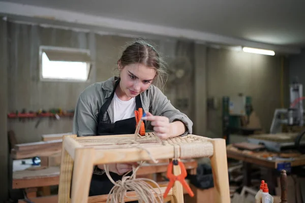 Egy Fiatal Kis Üzlete Gyönyörű Fiatal Dolgozó Egy Bútor Dolgozószobában — Stock Fotó