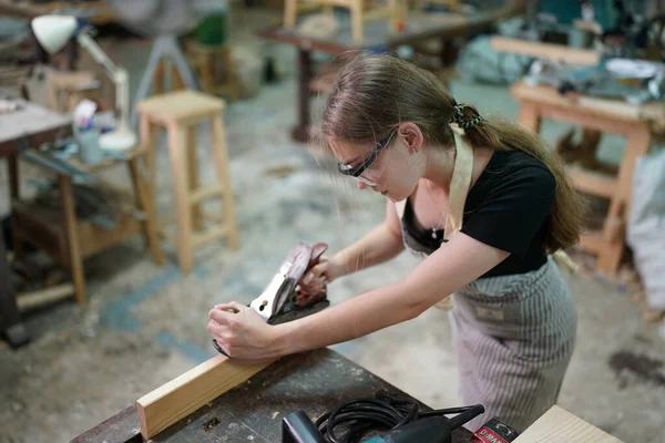 Kleines Geschäft Einer Jungen Frau Schöne Junge Arbeiterin Einer Möbelwerkstatt — Stockfoto