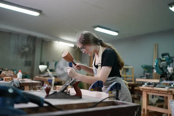 Kleines Geschäft Einer Jungen Frau Schöne Junge Arbeiterin Einer Möbelwerkstatt — Stockfoto
