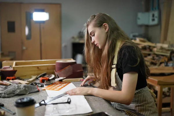 Маленький Бизнес Молодой Женщины Красивая Молодая Работница Мебельной Мастерской — стоковое фото