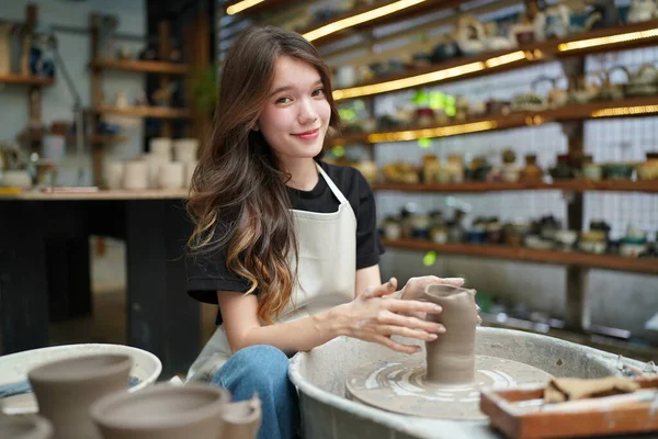 Close Beautiful Craftswoman Apron Sitting Pottery Shop — Stock Photo, Image