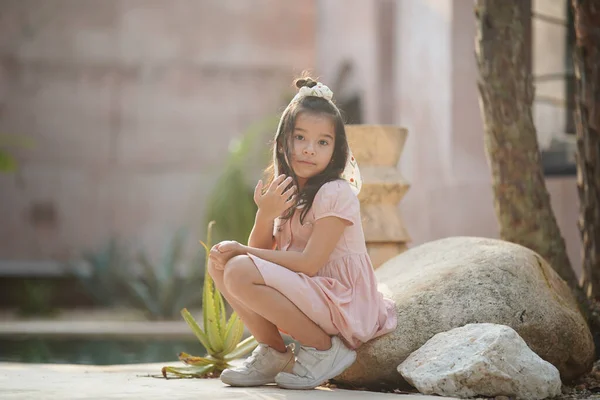 미소짓는 아이의 즐기는 아시아 소녀를 유혹하는 — 스톡 사진